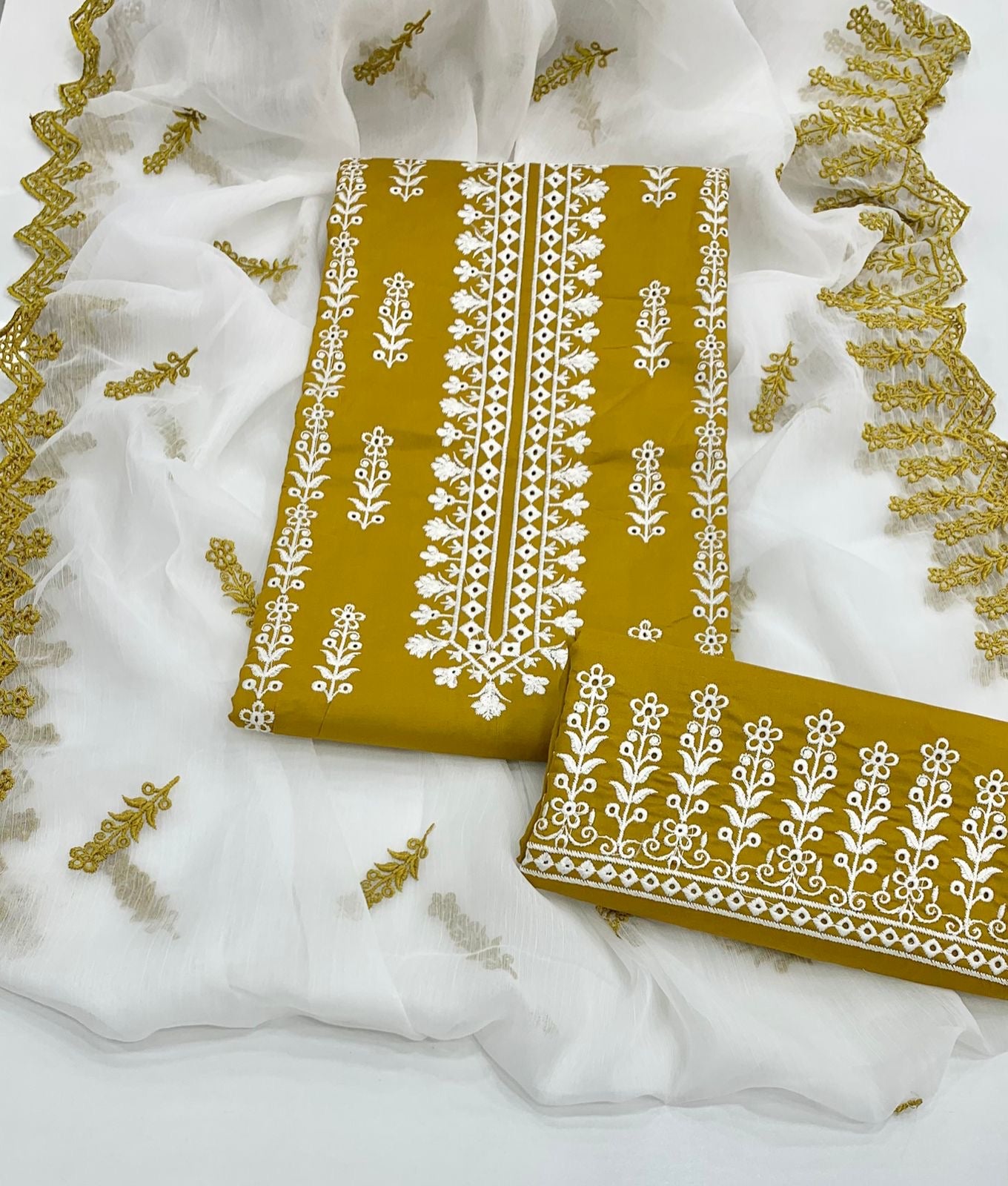 Bouring Chikenkari Embroidered 3pc Dresses 👗