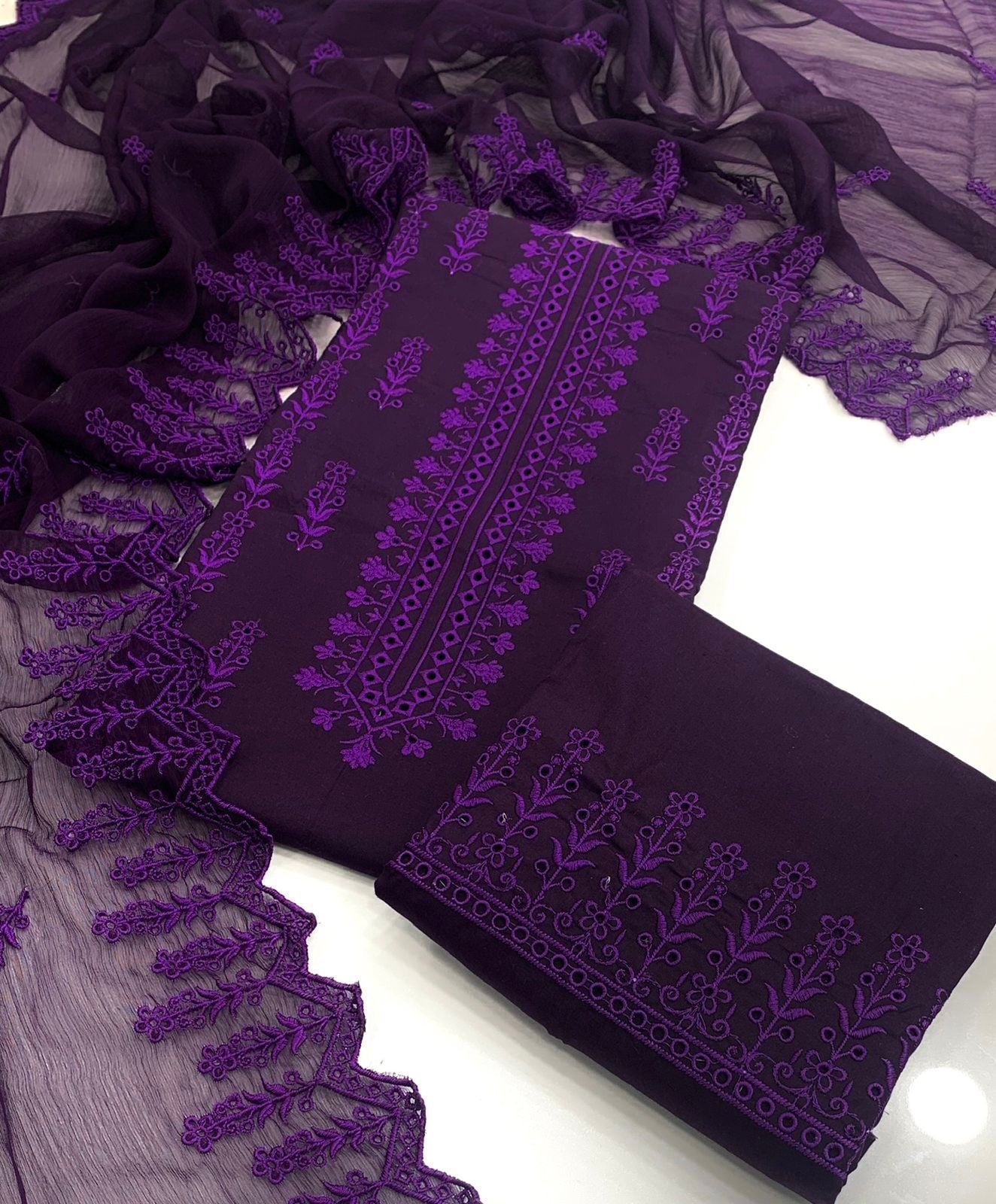 Chiken Bouring Embroidery With Cutwork Dupatta 3pc Dress 👗