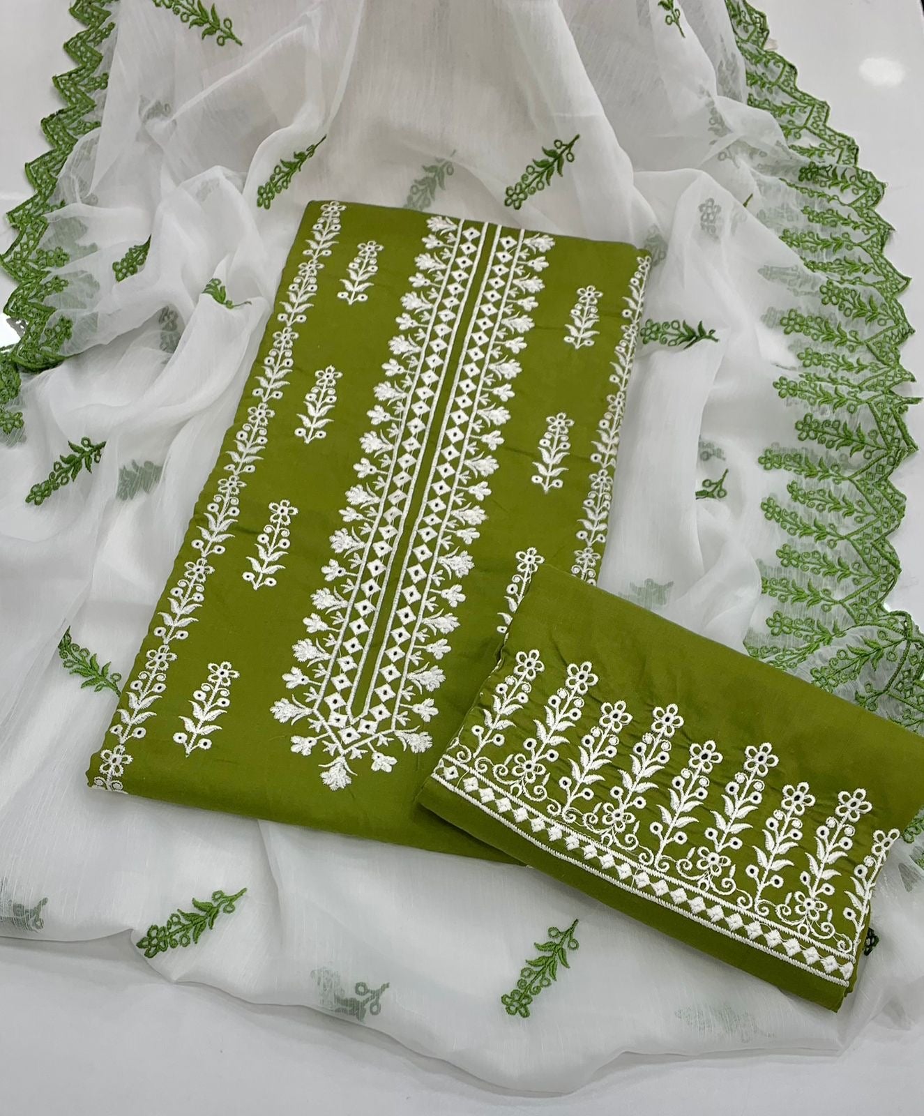 Bouring Chikenkari Embroidered 3pc Dresses 👗