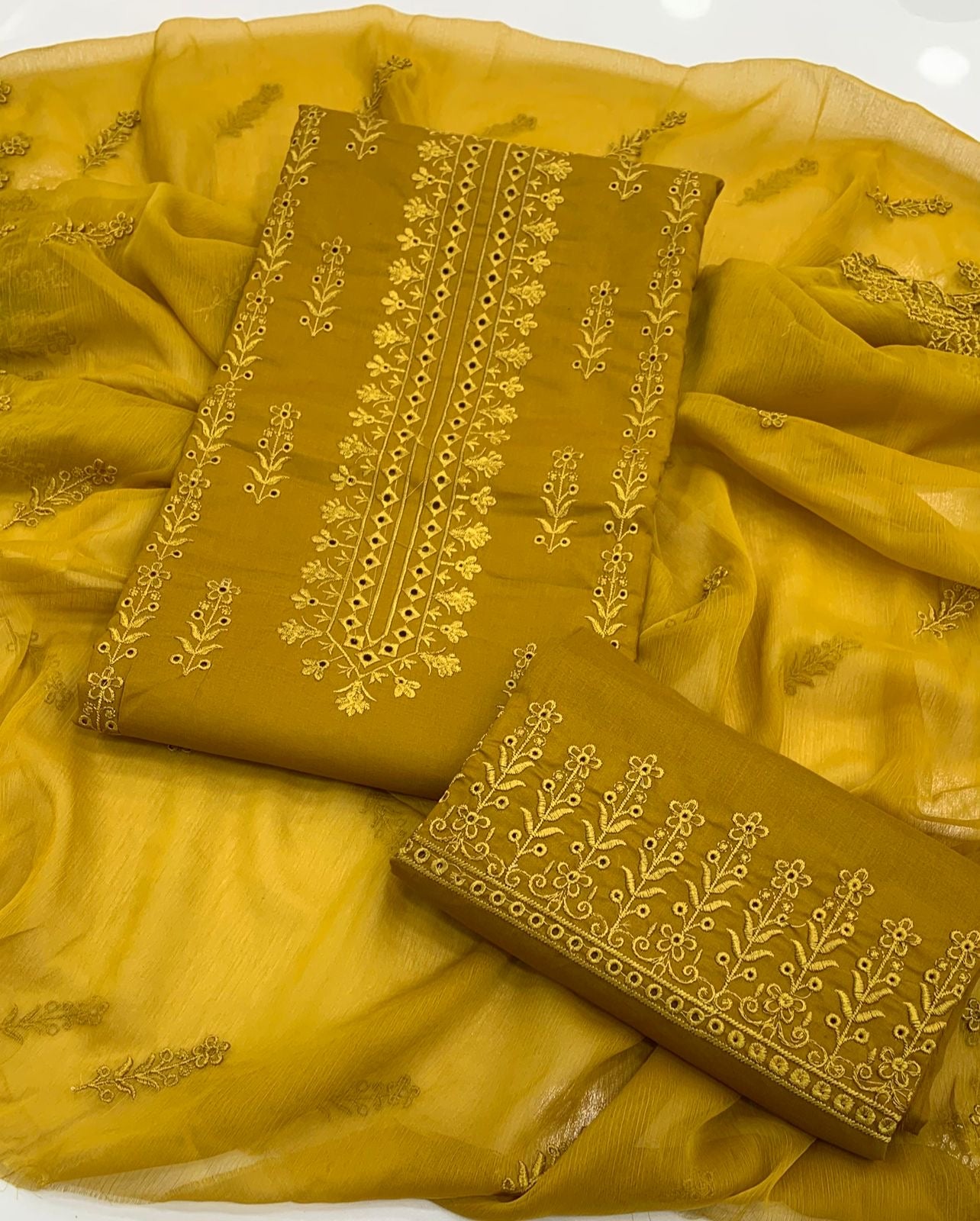 Chiken Bouring Embroidery With Cutwork Dupatta 3pc Dress 👗