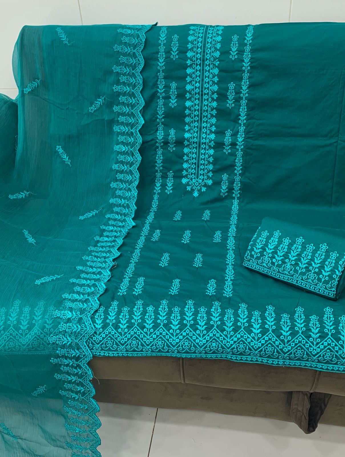 Chiken Bouring Embroidery With Cutwork Dupatta 3pc Dress 👗
