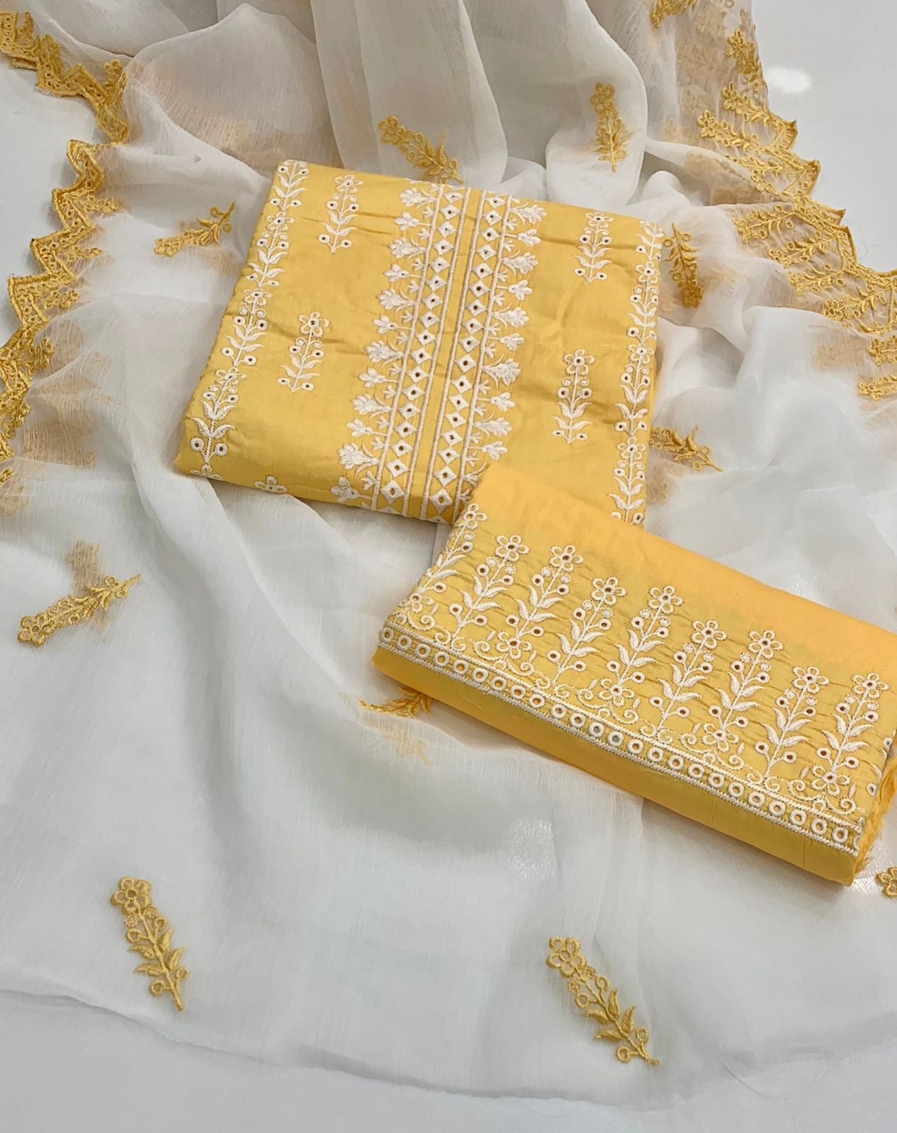 Bouring Chikenkari Embroidered 3pc Dresses 👗