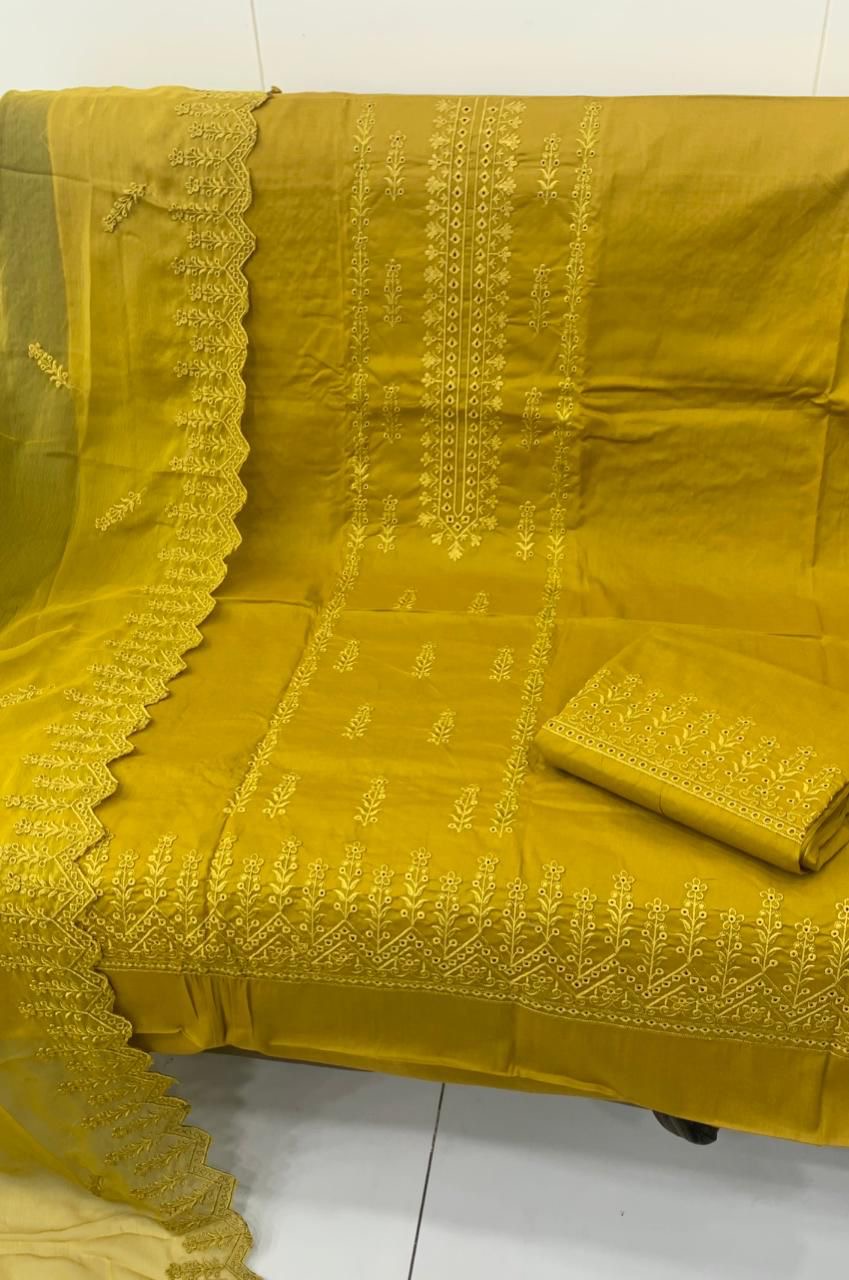 Chiken Bouring Embroidery With Cutwork Dupatta 3pc Dress 👗