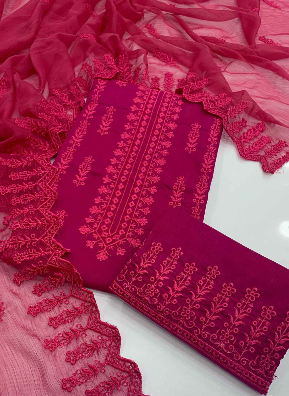 Chiken Bouring Embroidery With Cutwork Dupatta 3pc Dress 👗