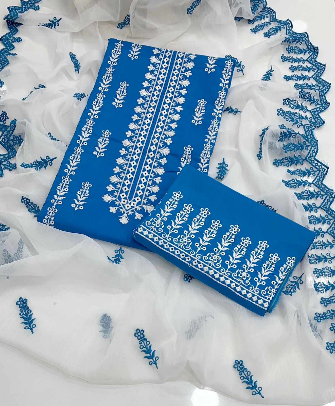 Bouring Chikenkari Embroidered 3pc Dresses 👗