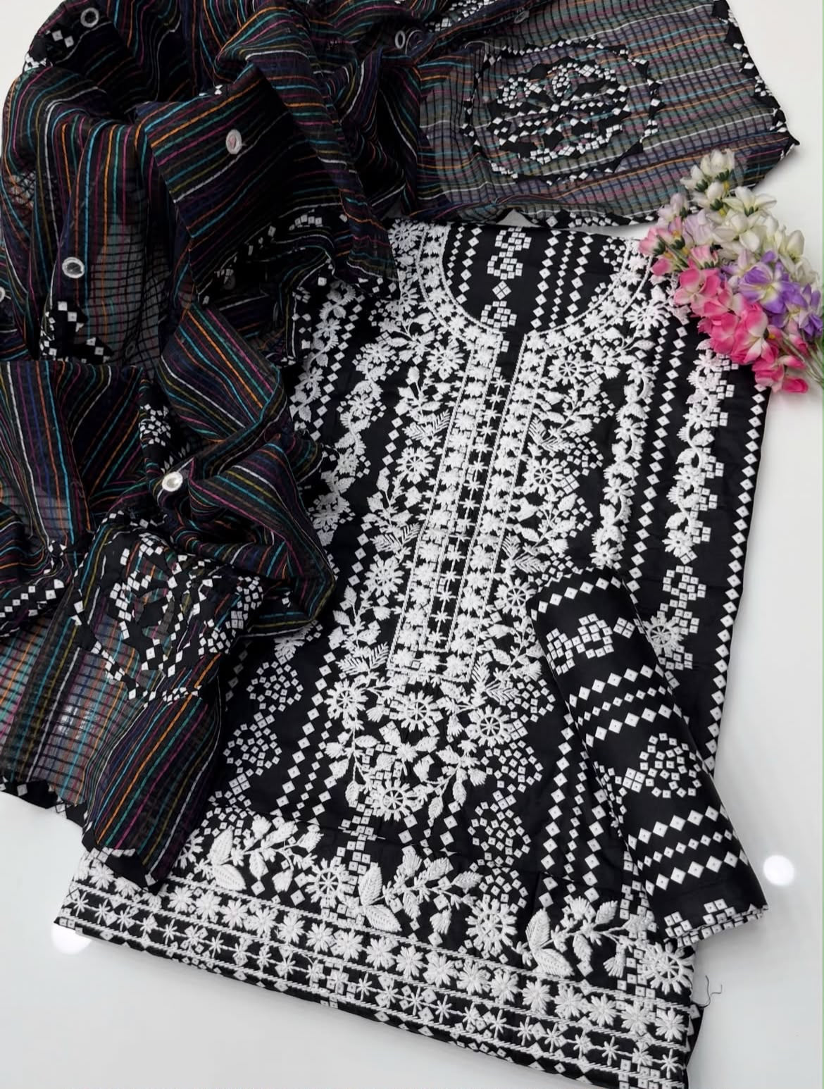 Black & White Thick Thread Embroidery Lawn Cotton Chunri Print Shirt & Trouser Along with Applic Handmade Karandi Net Dupatta – 3PC Unstitched Dress 👗