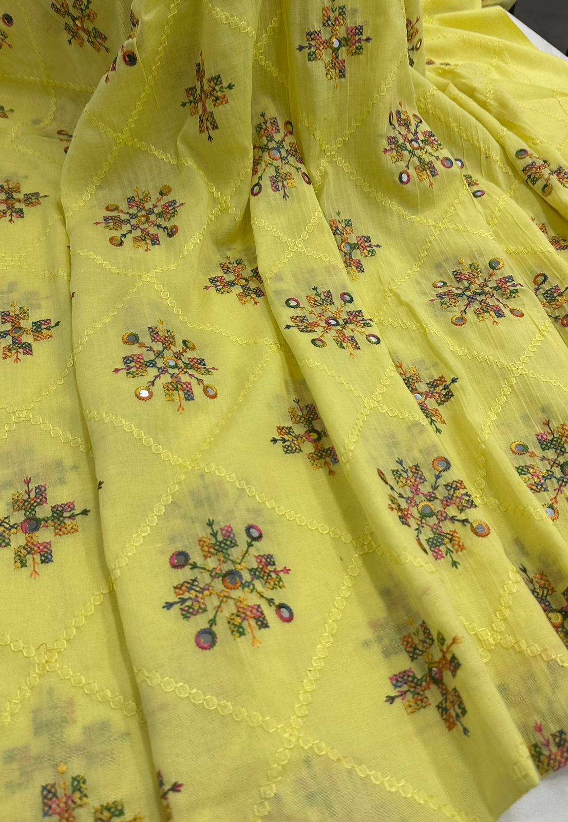 Swiss Lawn Ladies Chadar – 9mm Sitara Canves Computer Embroidery Work with Full Check Jaal Design