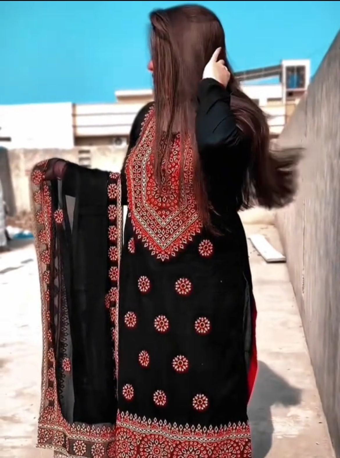 Balochi Arri Embroidery Lawn Cotton Fabric With Chiffon Dupatta (4 Border) - 3PC Unstitch Dress 👗
