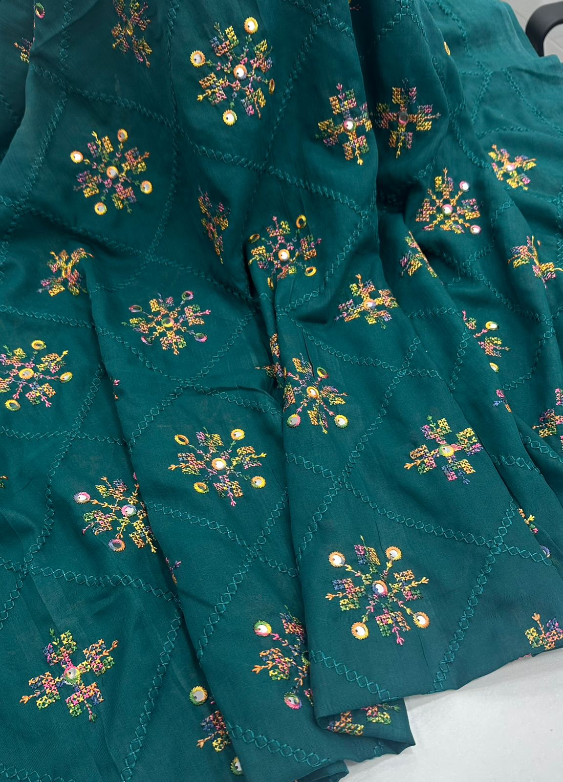 Swiss Lawn Ladies Chadar – 9mm Sitara Canves Computer Embroidery Work with Full Check Jaal Design