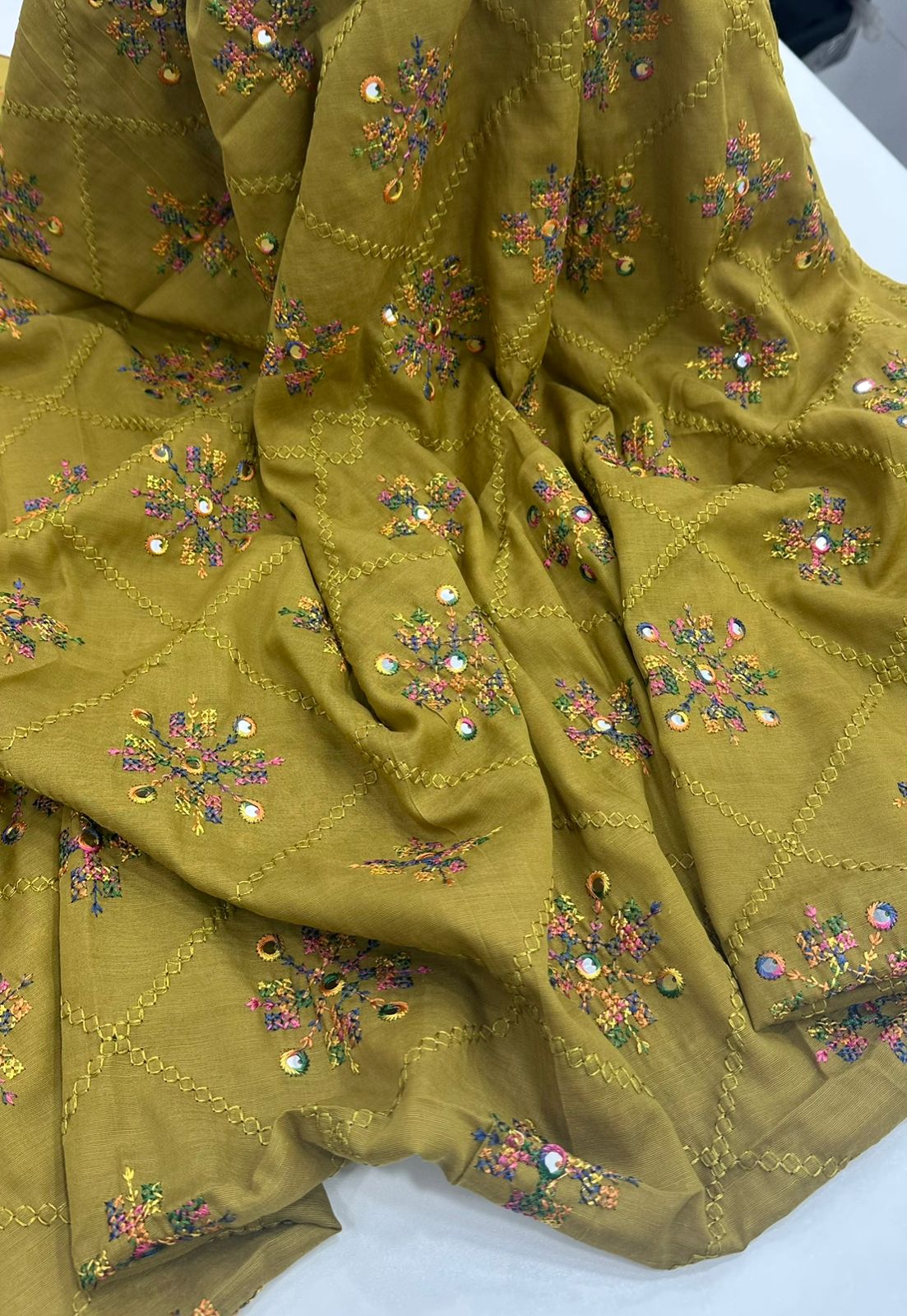 Swiss Lawn Ladies Chadar – 9mm Sitara Canves Computer Embroidery Work with Full Check Jaal Design