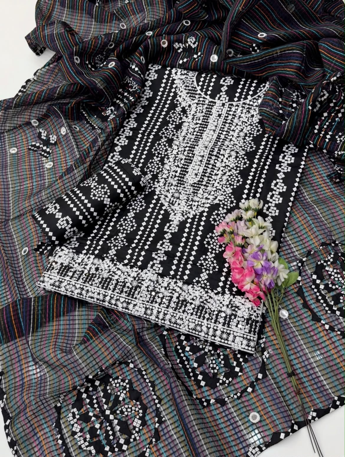 Black & White Thick Thread Embroidery Lawn Cotton Chunri Print Shirt & Trouser Along with Applic Handmade Karandi Net Dupatta – 3PC Unstitched Dress 👗
