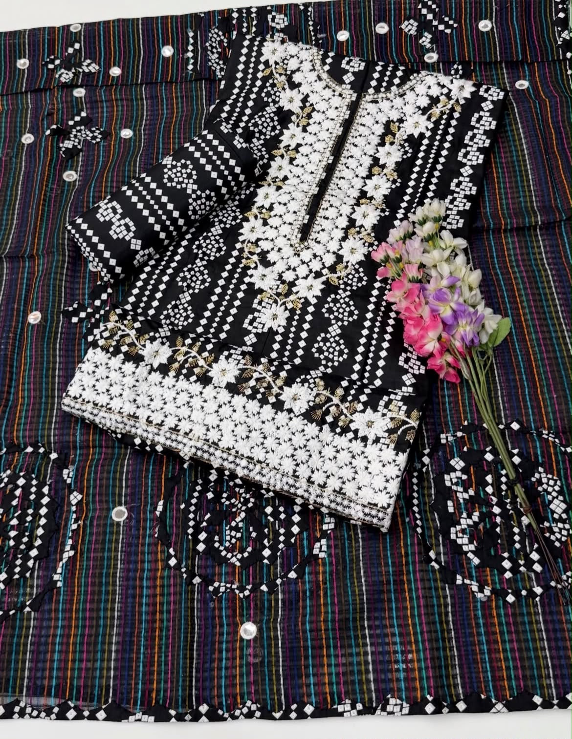 Black & White Thick Thread Embroidery Lawn Cotton Chunri Print Shirt & Trouser Along with Applic Handmade Karandi Net Dupatta – 3PC Unstitched Dress 👗