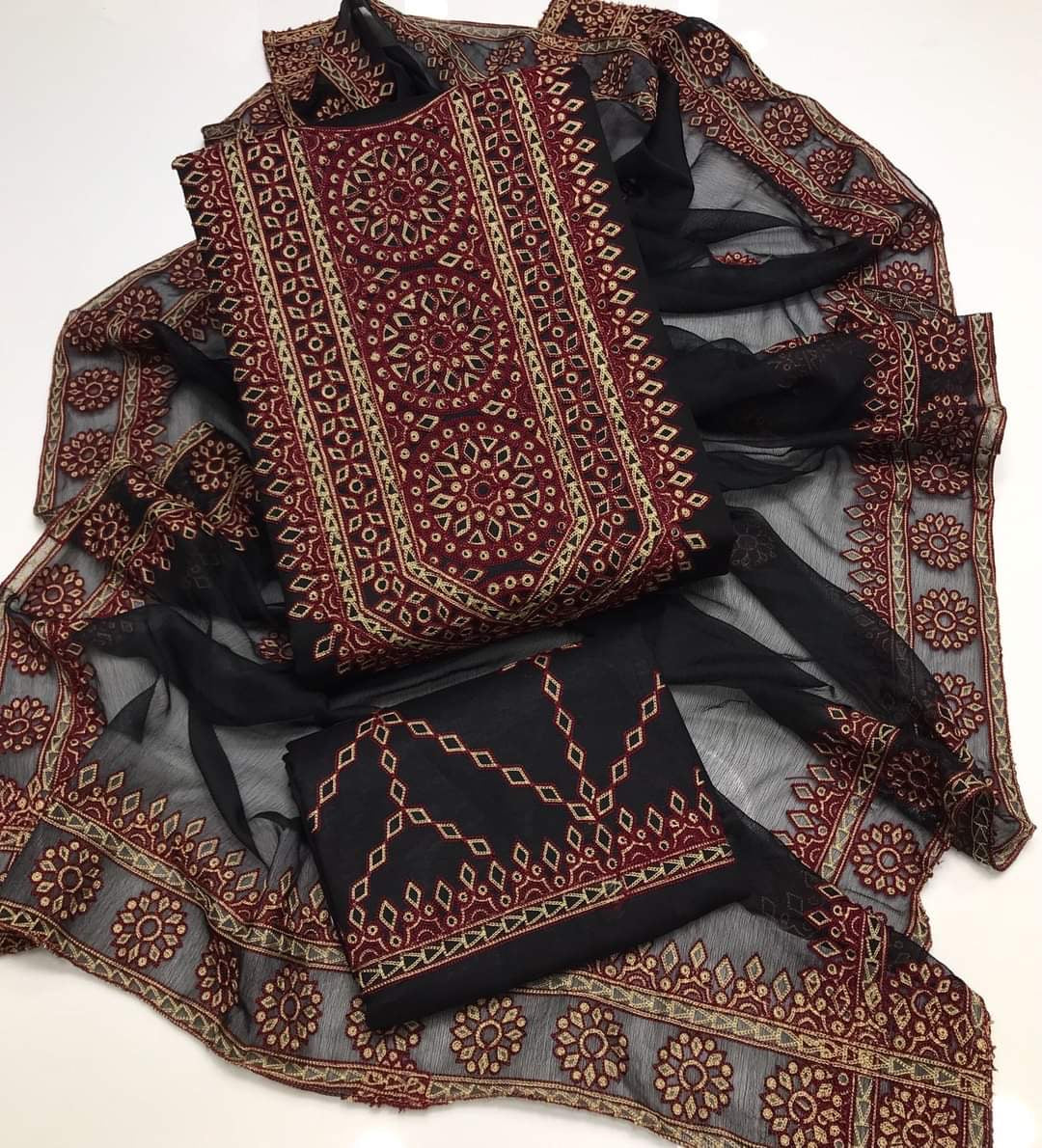 Black Balochi Arri Embroidery With Four Border Chiffon Dupatta 3pc Dress 👗