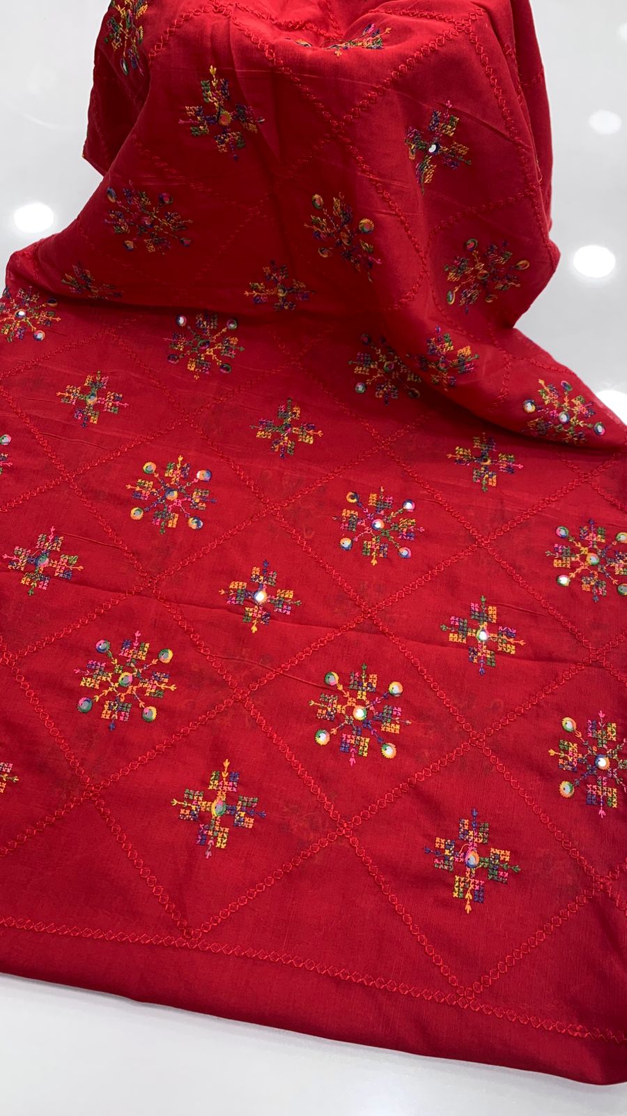 Swiss Lawn Ladies Chadar – 9mm Sitara Canves Computer Embroidery Work with Full Check Jaal Design
