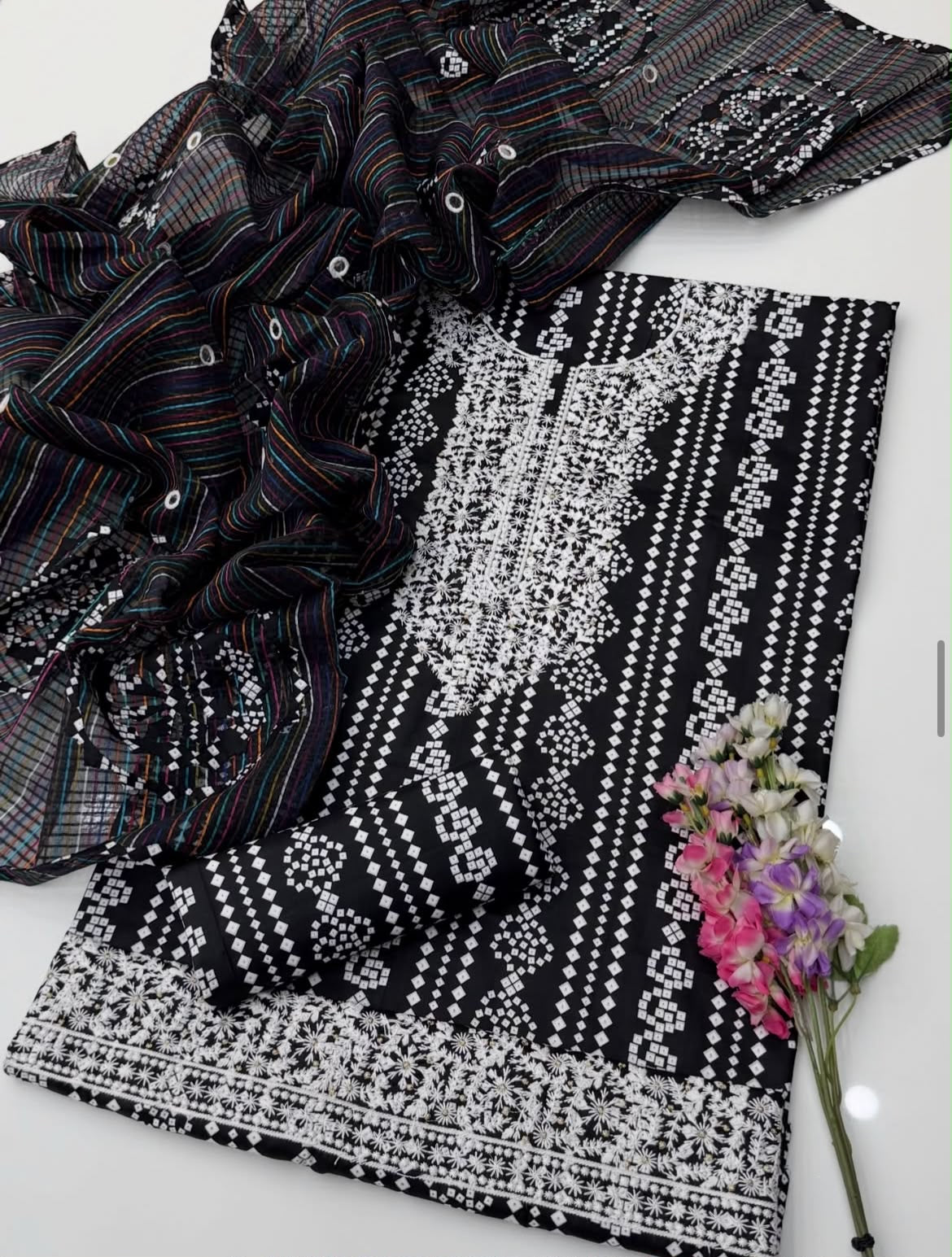 Black & White Thick Thread Embroidery Lawn Cotton Chunri Print Shirt & Trouser Along with Applic Handmade Karandi Net Dupatta – 3PC Unstitched Dress 👗