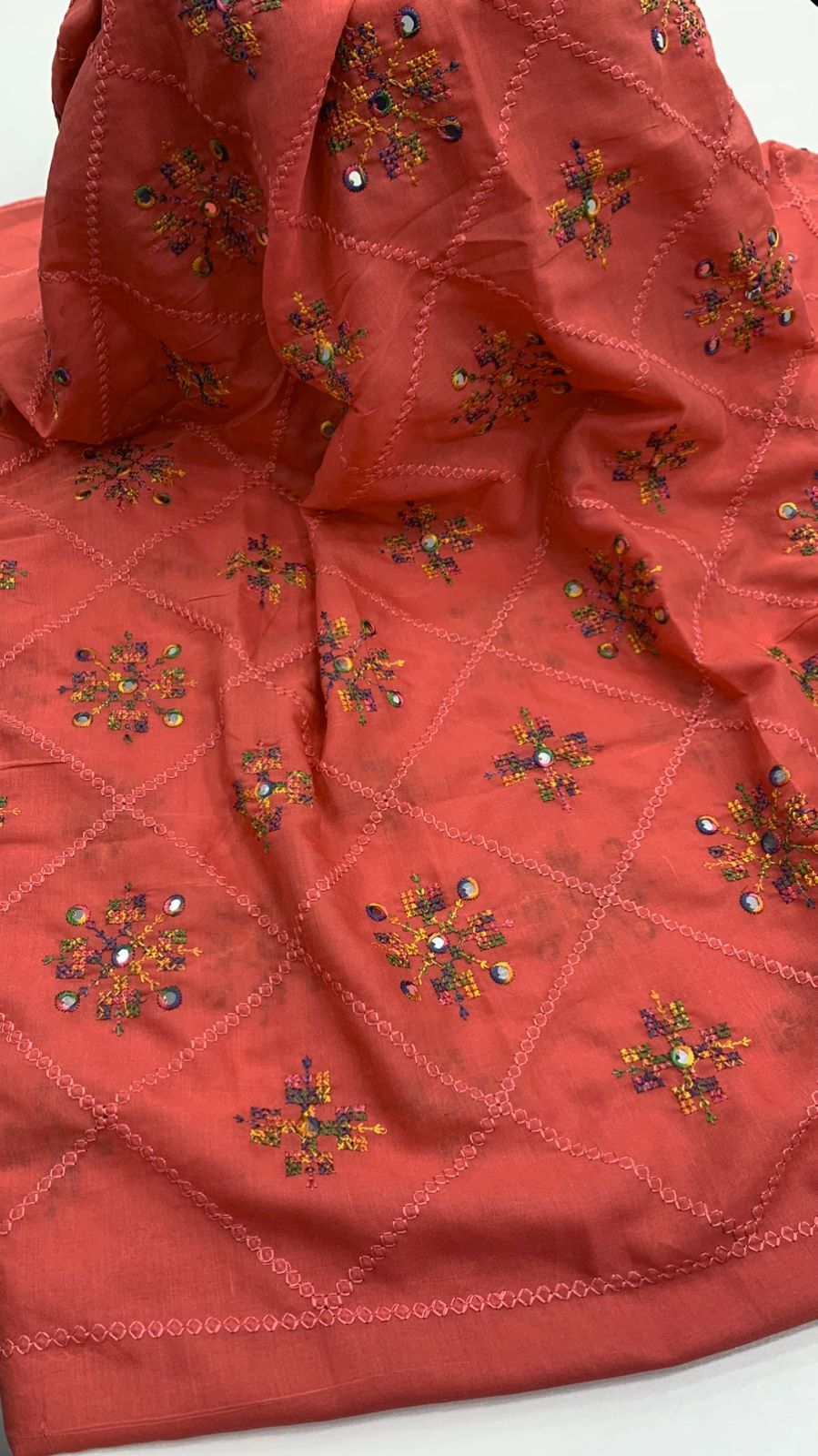 Swiss Lawn Ladies Chadar – 9mm Sitara Canves Computer Embroidery Work with Full Check Jaal Design