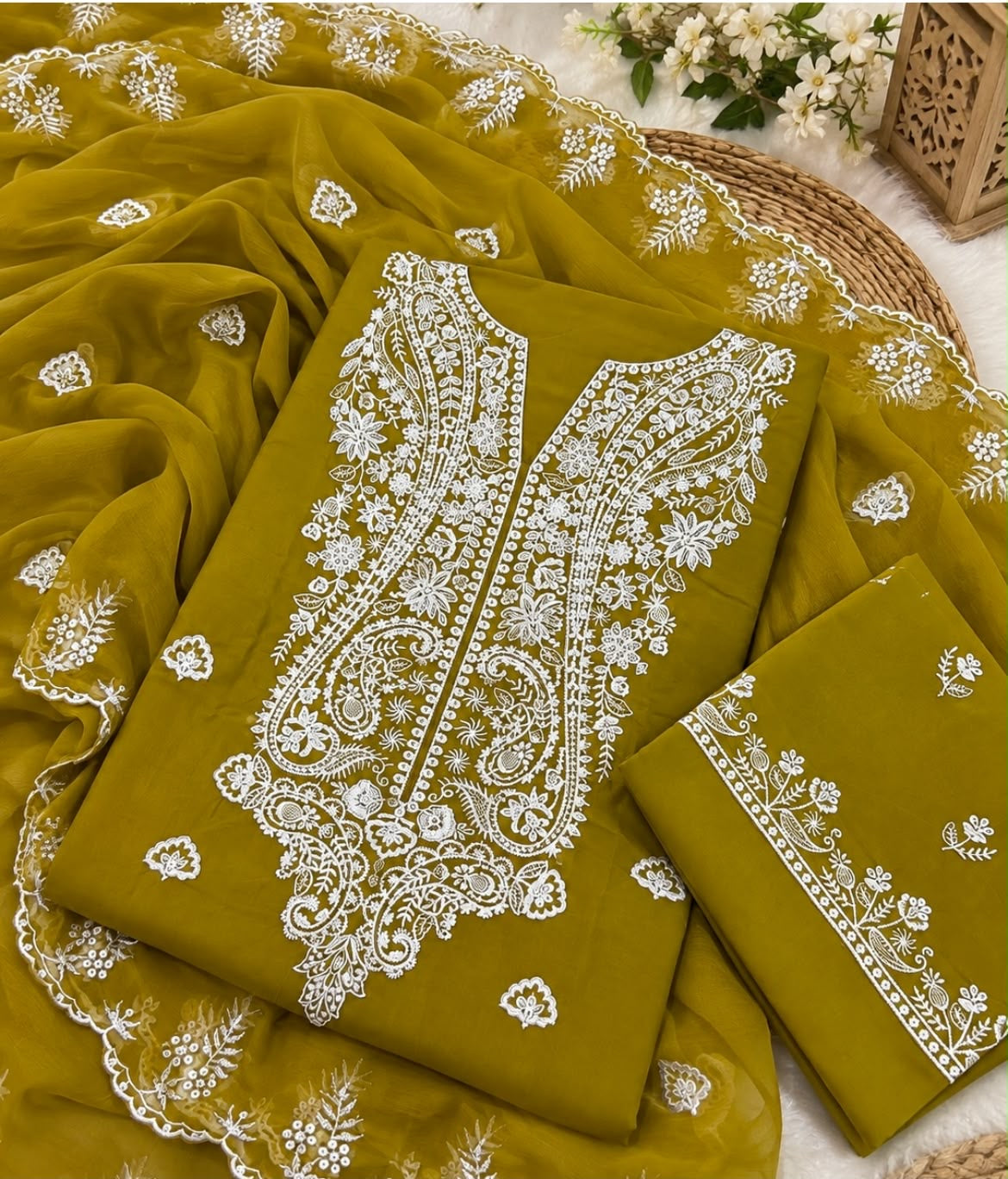 Kashmiri 3MM Sitara Embroidery Soft Cotton Fabric With Cutwork Border Chiffon Dupatta - 3PC Unstitched Dress 👗