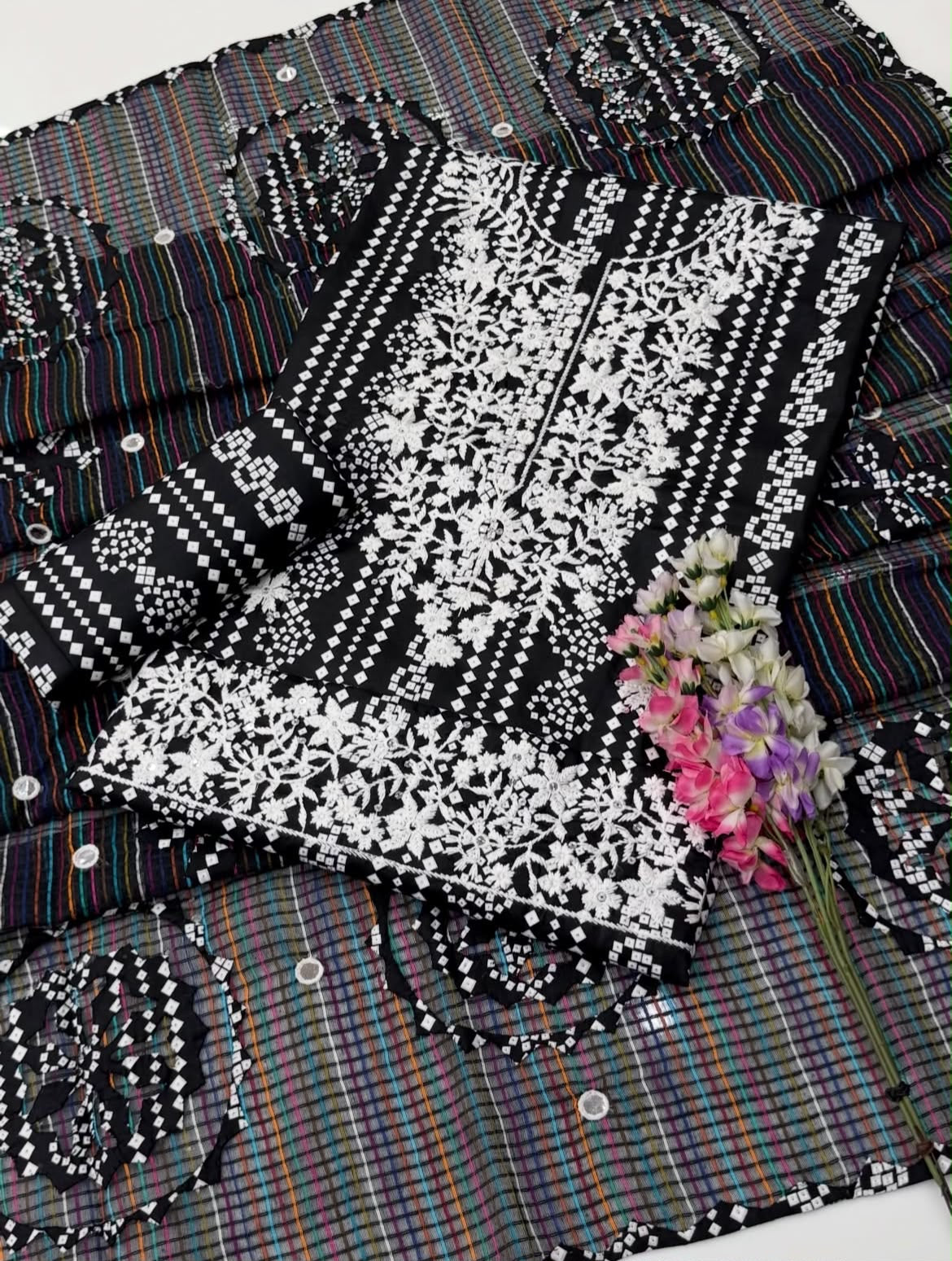 Black & White Thick Thread Embroidery Lawn Cotton Chunri Print Shirt & Trouser Along with Applic Handmade Karandi Net Dupatta – 3PC Unstitched Dress 👗