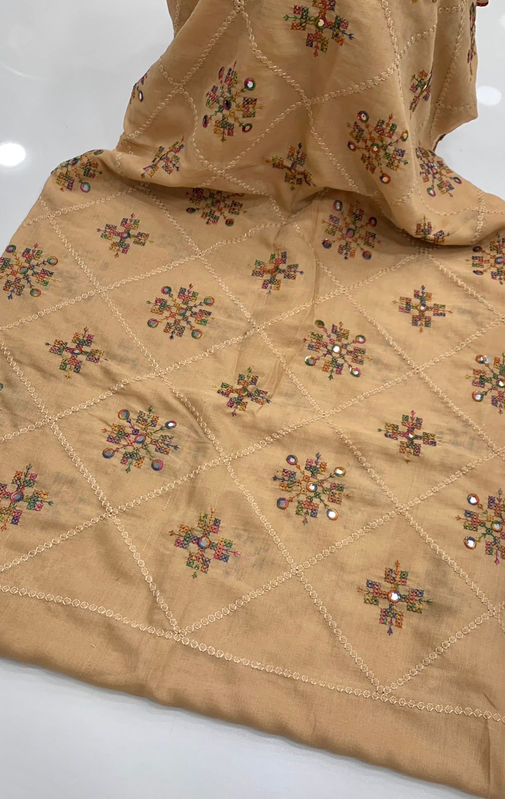 Swiss Lawn Ladies Chadar – 9mm Sitara Canves Computer Embroidery Work with Full Check Jaal Design
